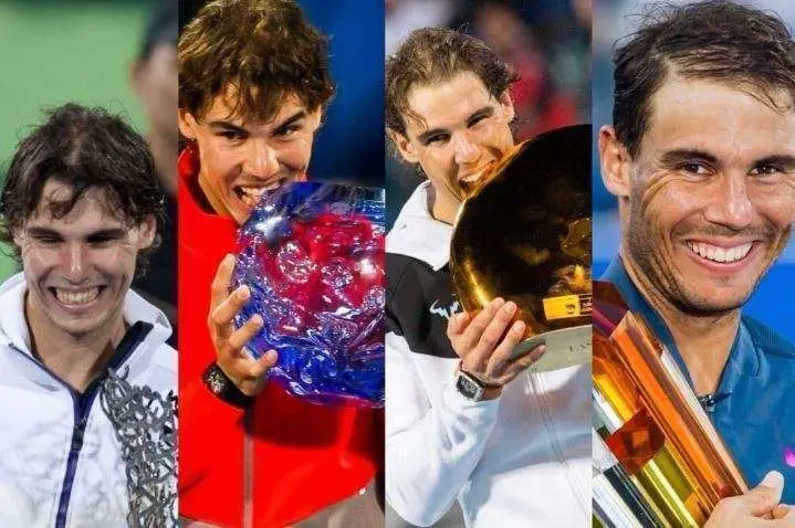 Rafa Nadal con los cuatro trofeos conseguidos en Abu Dhabi.