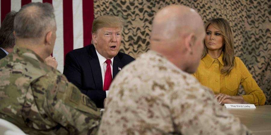 El presidente Donald Trump, acompañado por la primera dama Melania Trump y el liderazgo militar de alto rango, en la Base Aérea Al Asad, Irak, el miércoles 26 de diciembre de 2018. (AP / Andrew Harnik)