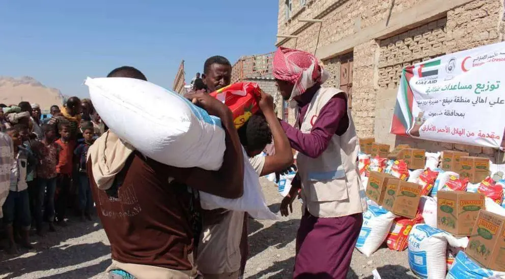 Reparto de alimentos en Hadramaut. (WAM)