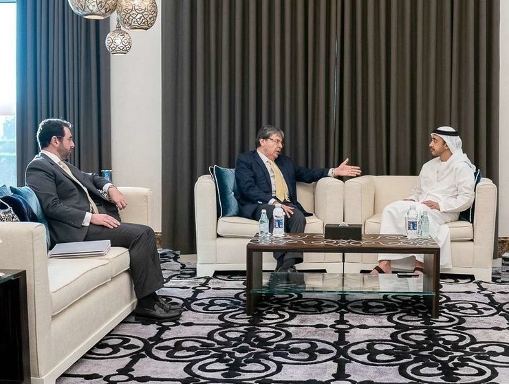 Encuentro del jeque Abdullah bin Zayed Al Nahyan con Carlos Holmes Trujillo en presencia del embajador de Colombia en Emiratos Árabes, Faihan Al Fayez. (WAM)