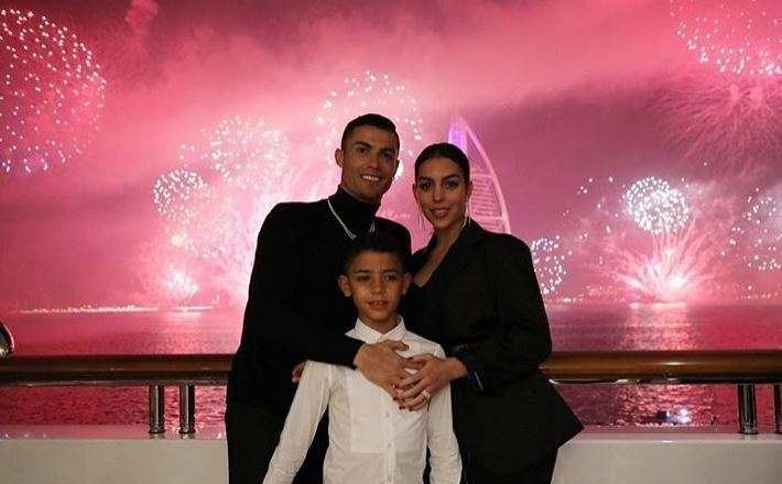 Cristiano, Georgina y su hijo durante la despedida de 2018 en Dubai.