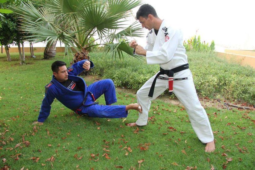 Luis Carreño y el brasileño Mauricio Mozer, también instructor militar de Jiu Jitsu en Emiratos, en plena práctica. (EL CORREO)