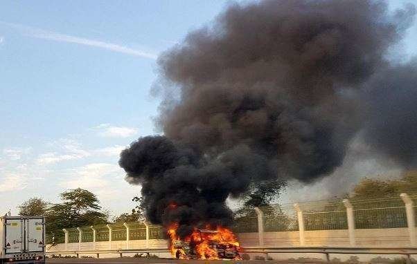 En la imagen del diario The National, el coche ardiendo.
