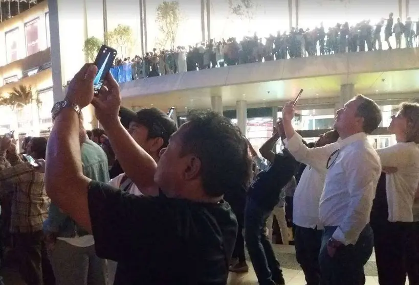 Turistas en la Fuente de Dubai Mall. (EL CORREO)