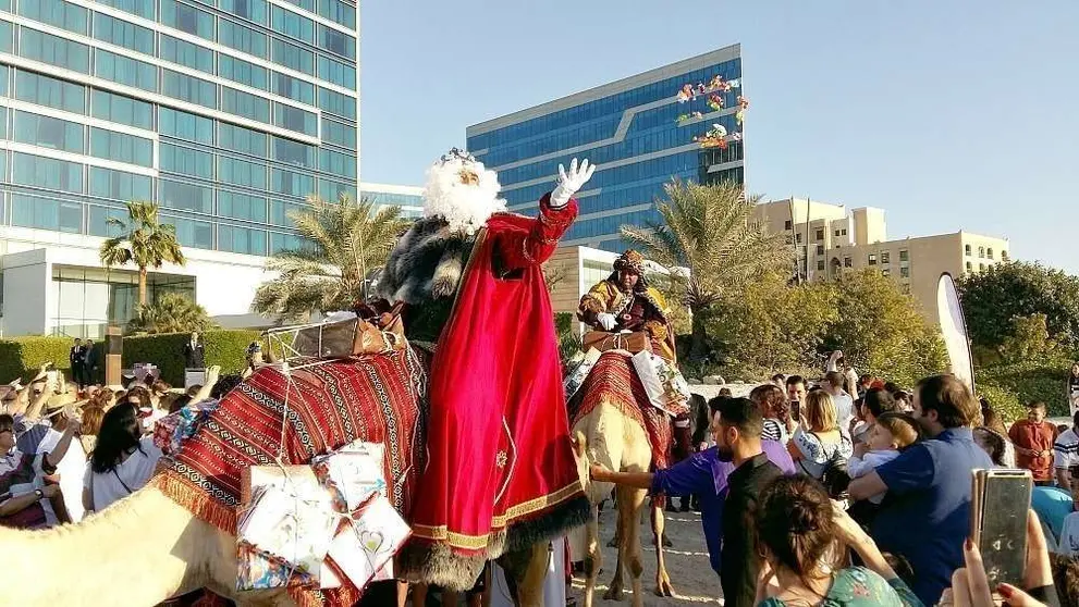 Los Reyes Magos llegan en camello a la playa del hotel Fairmont en Abu Dhabi. (Marta del Olmo / EL CORREO)