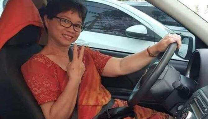 En la imagen de Facebook, la niñera filipina con su coche nuevo.