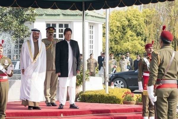 El príncipe heredero de Abu Dhabi junto al primer ministro de Pakistán en Islambad.