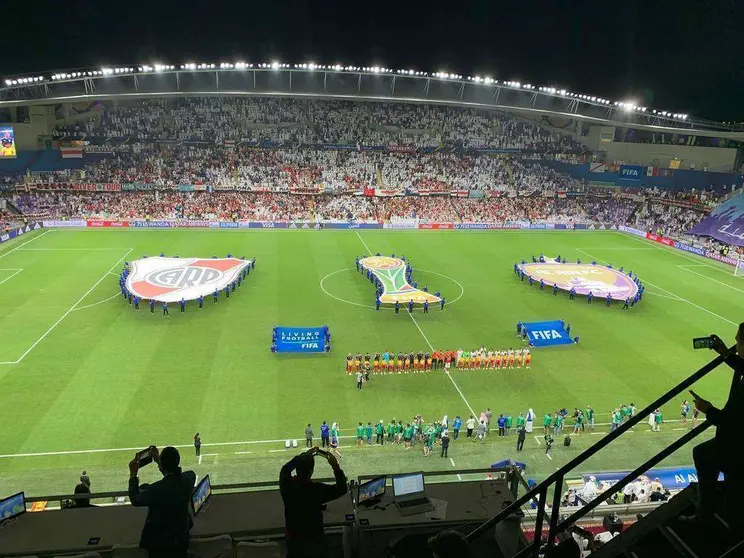 Impresionante aspecto que presentaba el estadio Haza Bin Zayed de Al Ain, ya con los equipos del césped, en el momento de comenzar el partido. (EL CORREO)