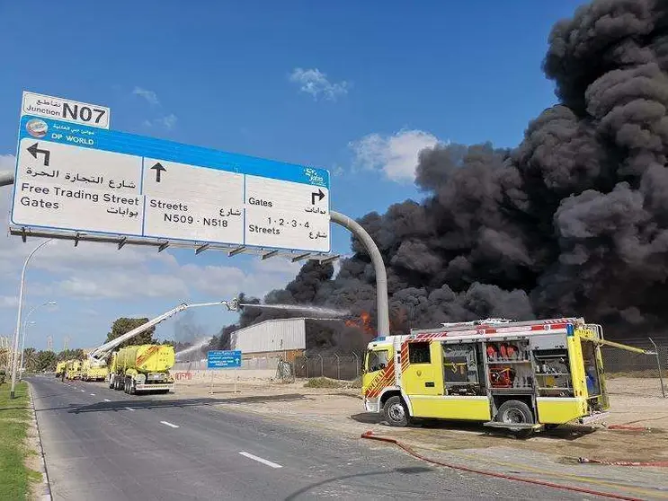 Los bomberos intervienen en el incendio declarado en una fábrica en Jebel Ali. (Policía de Dubai)