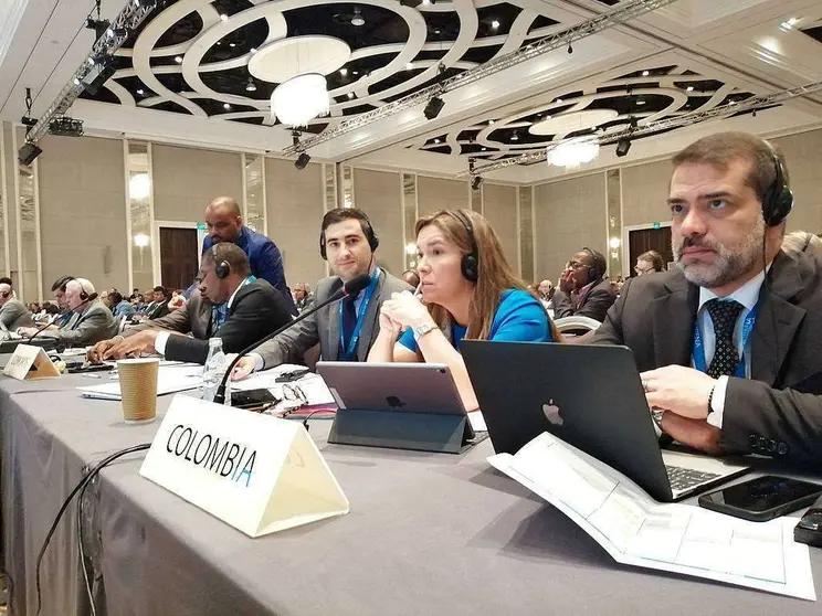 De derecha a izquierda, Germán Arce Zapata, candidato de Colombia a la Dirección General de IRENA; Maria Fernanda Suárez Londoño, ministra de Energía y Minas de Colombia; y Camilo Ramírez, actual encargado de la Embajada colombiana en EAU. (EC)