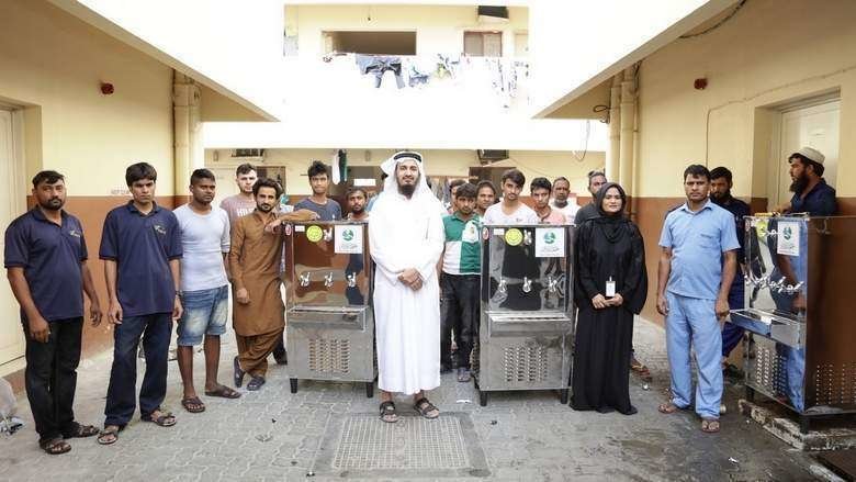 Algunos de los refrigeradores de agua que ha comenzado a instalar Dar Al Ber Society.