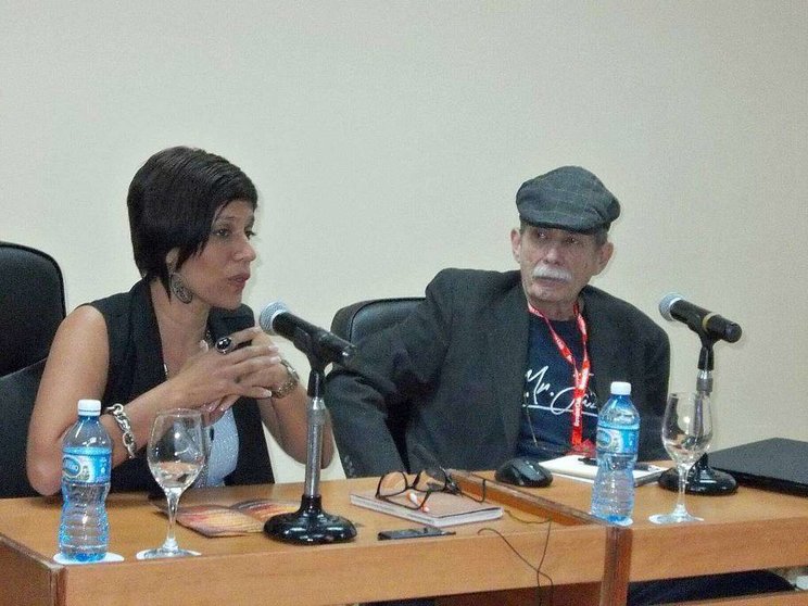 La investigadora Neris González Bello y el periodista José Dos Santos, durante su intervención. (Sergio Martínez), 