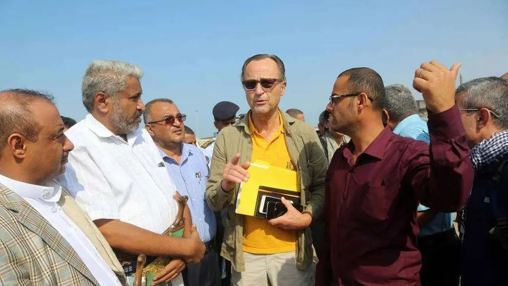 En el centro el general holandés Patrick Cammaert en Yemen.