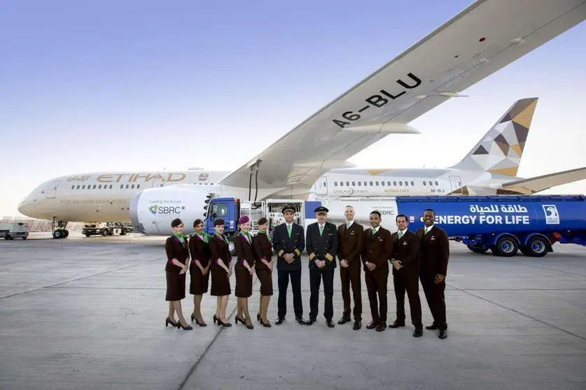 La tripulación junto al avión alimentado con plantas de EAU.