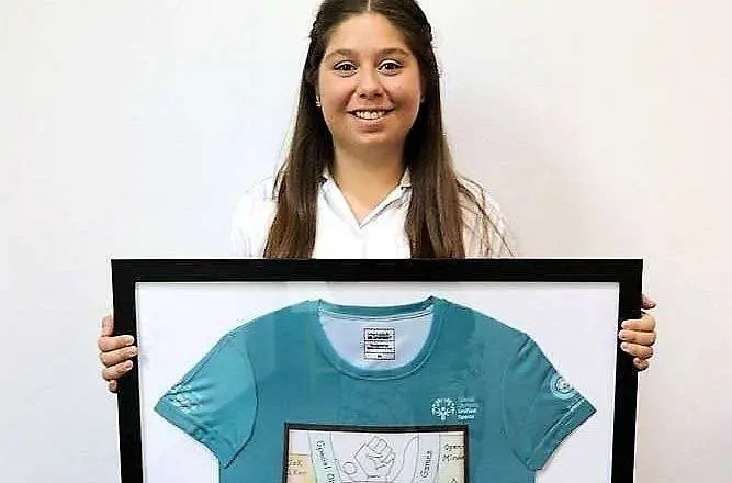 Mariana Dávila Cueto muestra una camiseta con su diseño enmarcada. (Cedida)