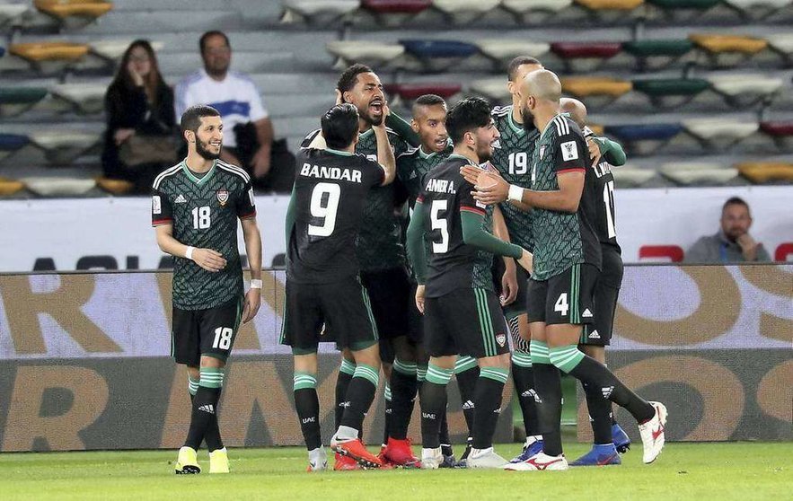 La selección de Emiratos celebra el primer gol ante Kirguistán.