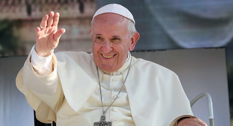 En la imagen de Reuters, el Papa Francisco saluda a los feligreses. 