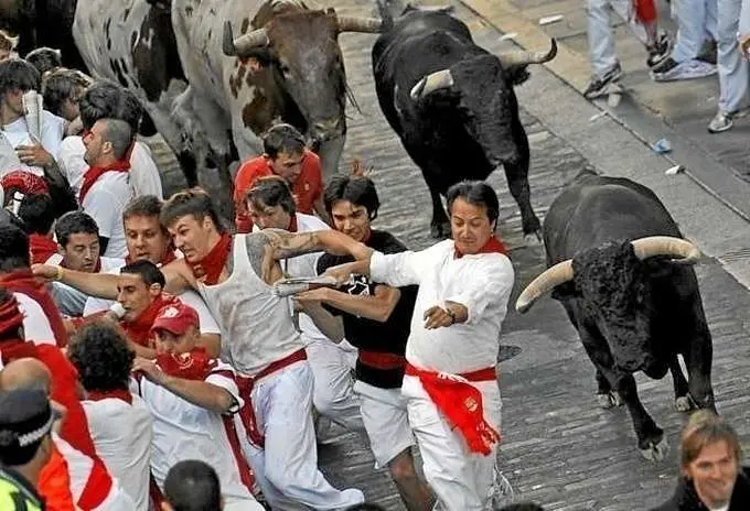 Un encierro por San Fermín en Pamplona.