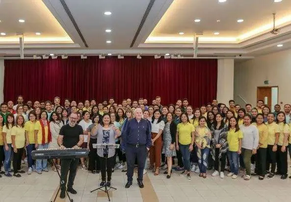 Miembros del coro que cantarán en la misa papal en Abu Dhabi.