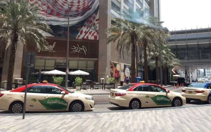 Una parada de taxis en Dubai. (EL CORREO)
