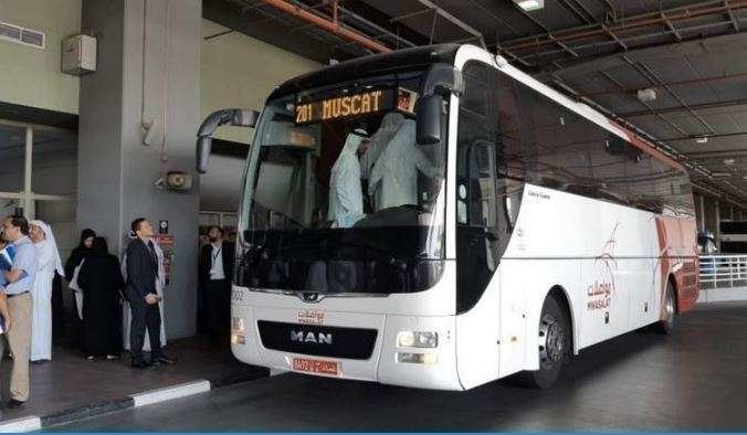 El autobús que conecta Dubai con la capital de Omán.