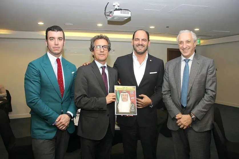 De izquierda a derecha, Guillermo Cobelo, presidente del SBC; Antonio Álvarez, embajador de España en EAU; Arturo Manso, presidente de EL CORREO DEL GOLFO; y Ramón Areitio, director general de Cepsa en Oriente Medio, muestran el Anuario 2019. (EL CORREO)