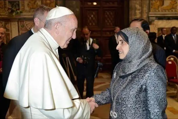 La embajadora de Emiratos en España saluda al Papa Francisco. (WAM)