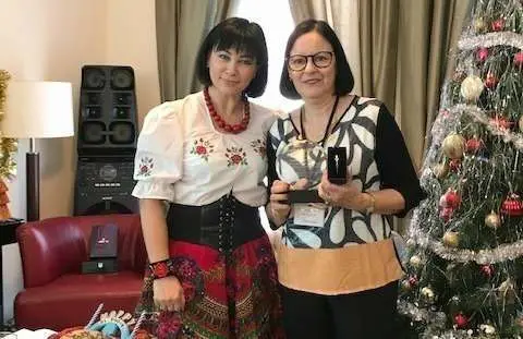 La homenajeada, doctora Brenda Cabrera de Chabén -derecha-, junto a la presidenta, Bozema Rostek. (Cedida)