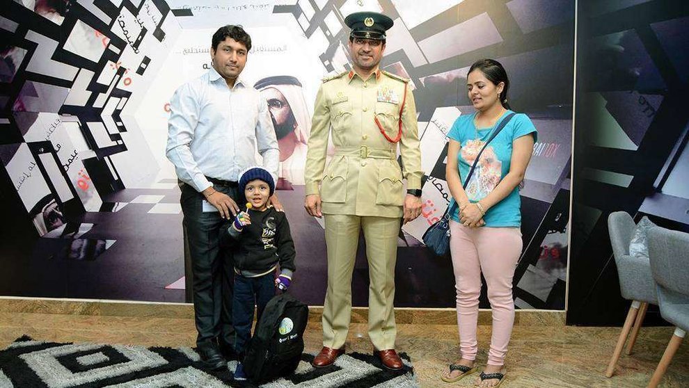 La Policía de Dubai distribuyó la imagen del menor perdido junto a su familia.