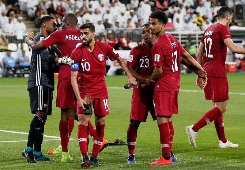 Jugadores de la selección de Qatar durante el partido contra EAU.