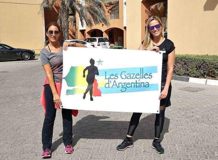 Verónica Boffa y María Fernanda Rubial muestran el cartel con la imagen de su equipo. (Marta del Olmo / EL CORREO)