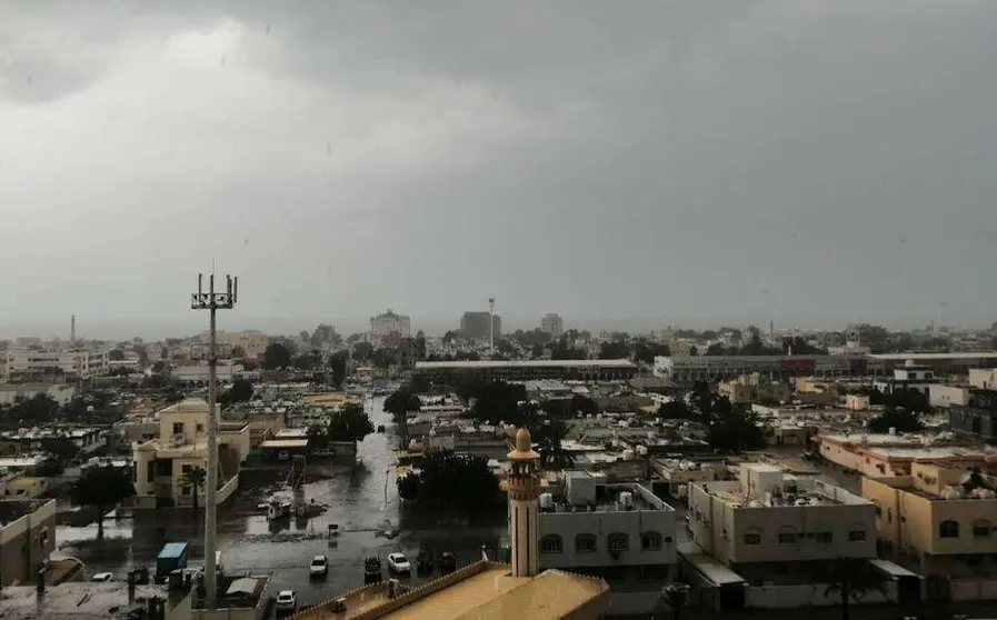 Lluvia en Emiratos Árabes Unidos. (EL CORREO)