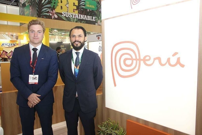 El gerente de la empresa peruana APF, Vittorio Larco -izquierda-, junto al director de la Oficina Comercial de Perú en Emiratos, Álvaro Silva. (EL CORREO)