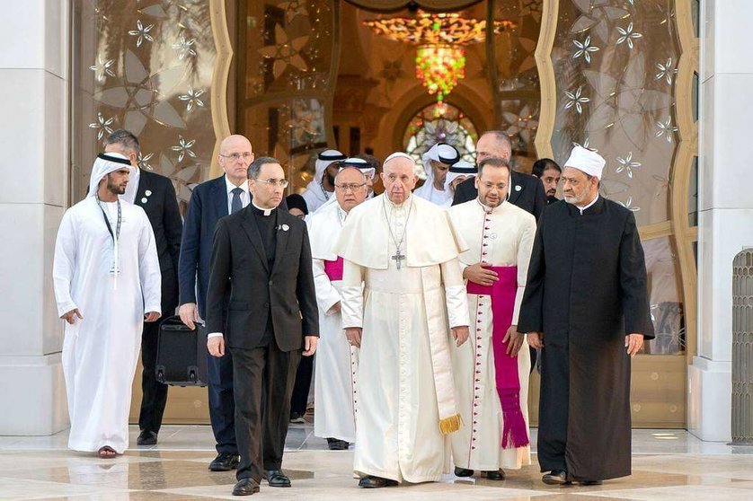 El Papa y el Gran Imán, durante la visita a la Gran Mezquita Zayed de Abu Dhabi. (WAM)