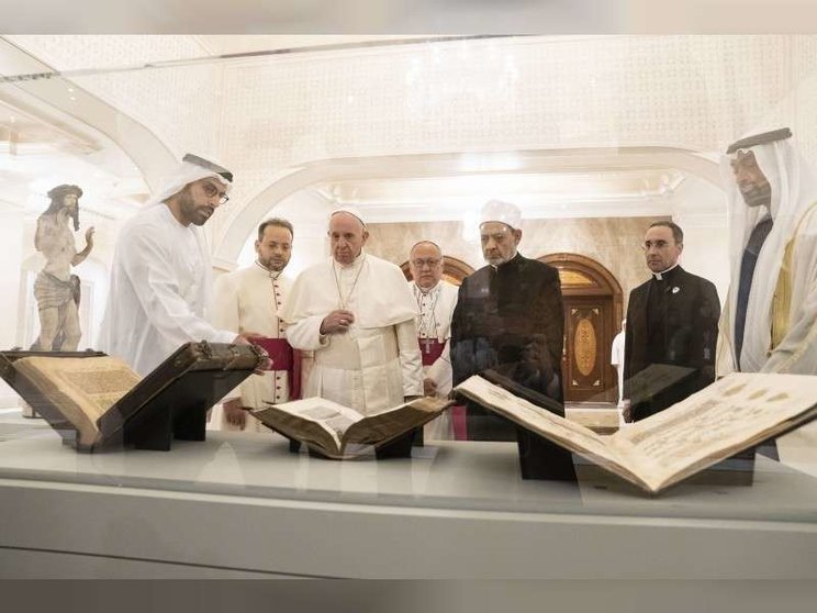 El Papa Francisco y el Gran Imán de Al Azhar contemplan la colección del Louvre. (WAM)