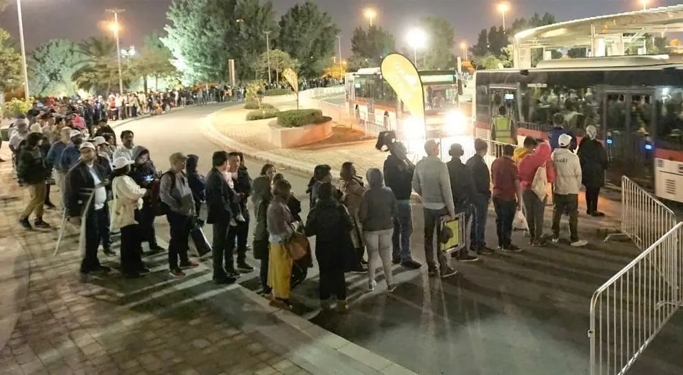 Colas infinitas aguardan en los aparcamientos de Yas Island el traslado en autobuses hasta la misa del Papa. (Marta del Olmo / EL CORREO)