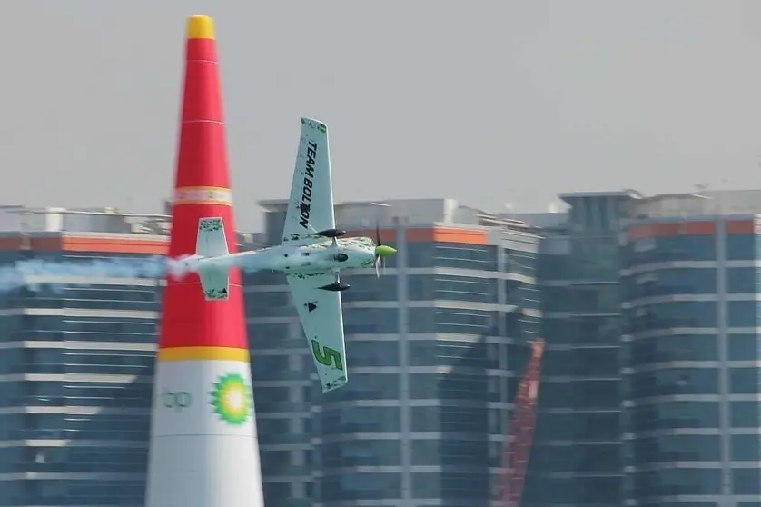 Vuelo del chileno Cristian Bolton en la Air Race de Abu Dhabi. (EL CORREO)