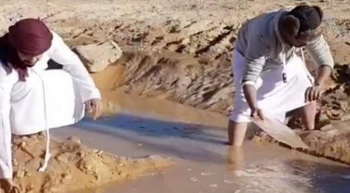 Captura de pantalla del vídeo donde se observa a dos ciudadanos sosteniendo la placa de hielo.