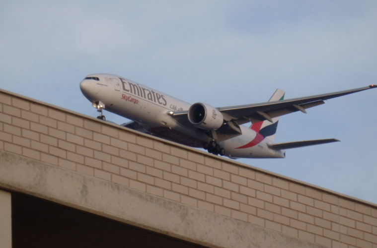 La imagen del avión de Emirates sobre un tejado en Zaragoza.(Luis F. Rodrigu¡o para Hoy Aragón)