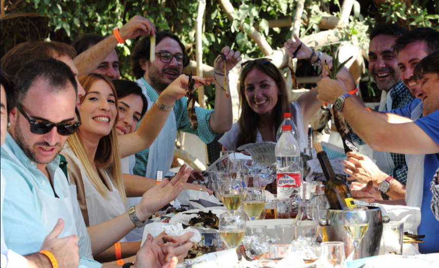 Los asistentes muestran sus calçots a la mesa. (Richard Ramos)