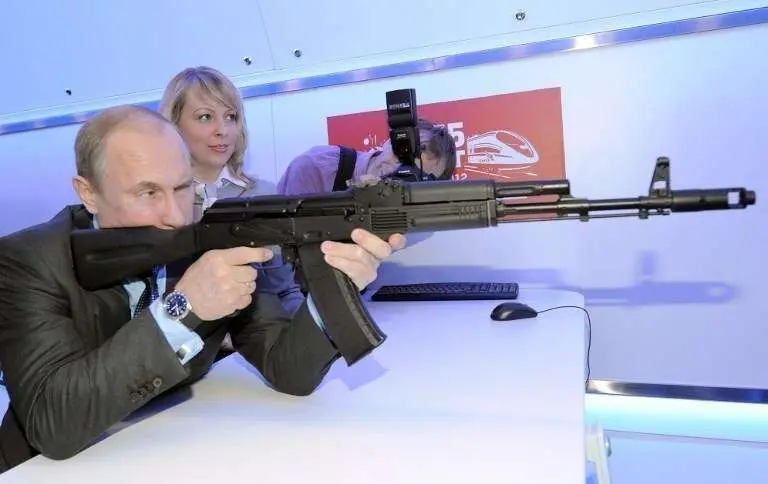 El presidente ruso, Vladimir Putin, con una réplica de un kaláshnikov durante una exhibición en Moscú en 2012. (AFP)