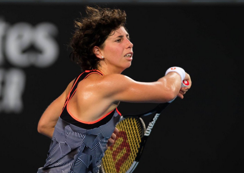 La tenista española Carla Suárez durante el partido disputado en Dubai.