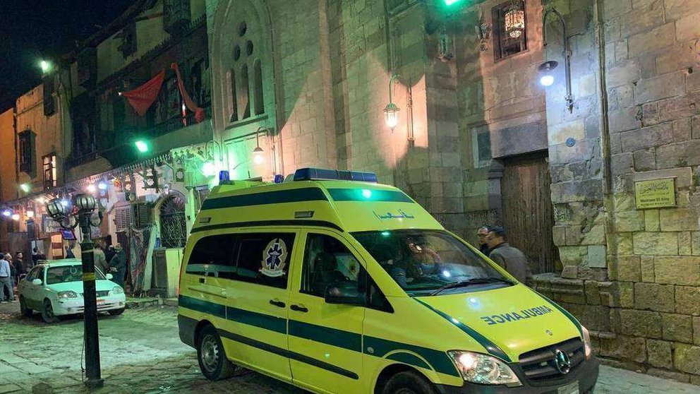 Una ambulancia en el lugar de la explosión en El Cairo. (EPA)