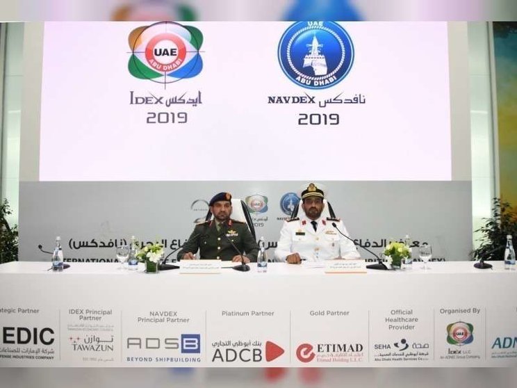 El brigadier Mohammed Al Hassani, a la izquieda de la imagen, durante la rueda de prensa en Idex 2019.