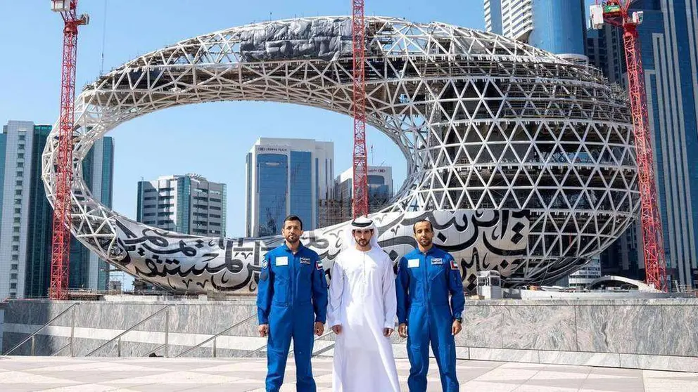 Sheikh Hamdan bin Mohammed con Hazza Al Mansouri y Sultan Al Neyadi en el Museo del Futuro. (WAM)