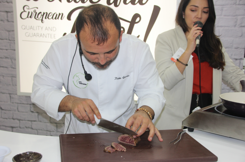 El chef Kisko García cocina en el stand de Provacuno de Gulfood 2019. (ELCORREO)