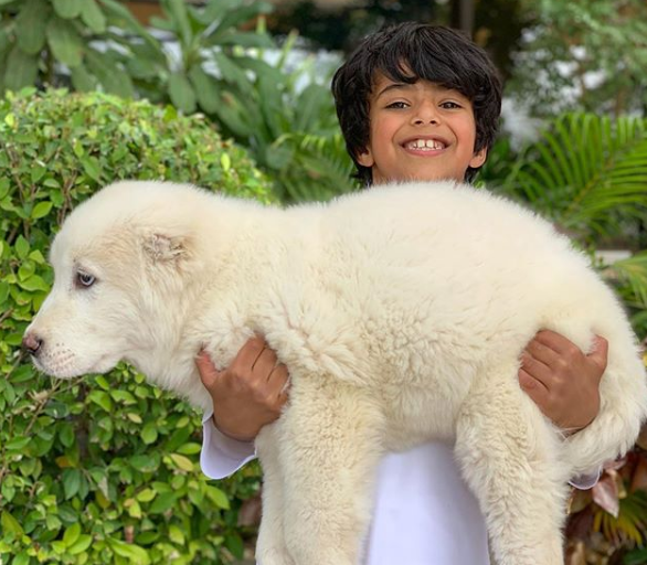El cachorro en brazos de Mohammed bin Ahmed Jaber Al Harbi, hijo de un amigo del jeque Hamdan.