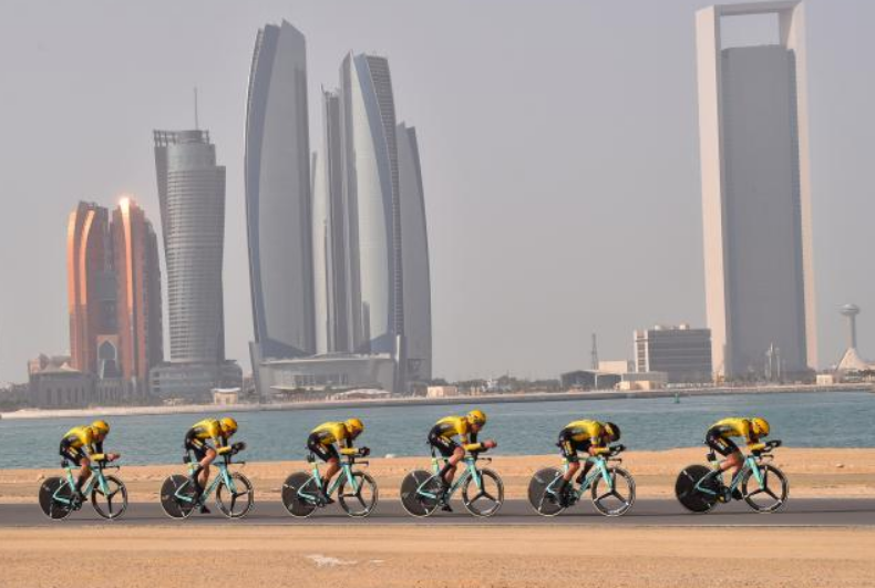 El equipo Jumbo en la primera etapa del Tour de Emiratos.
