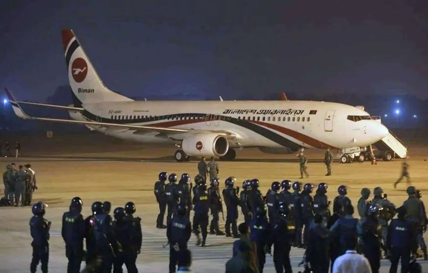 En la imagen de EPA, el avión secuestrado.