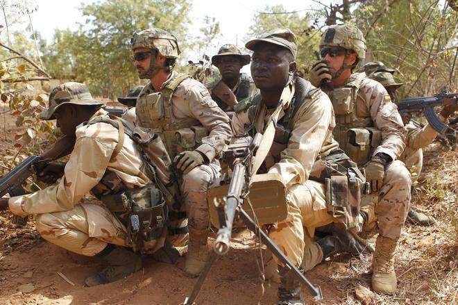 Militares españoles y malienses en un entrenamiento en la base de Koulikoro. ( IÑAKI GÓMEZ / MDE)